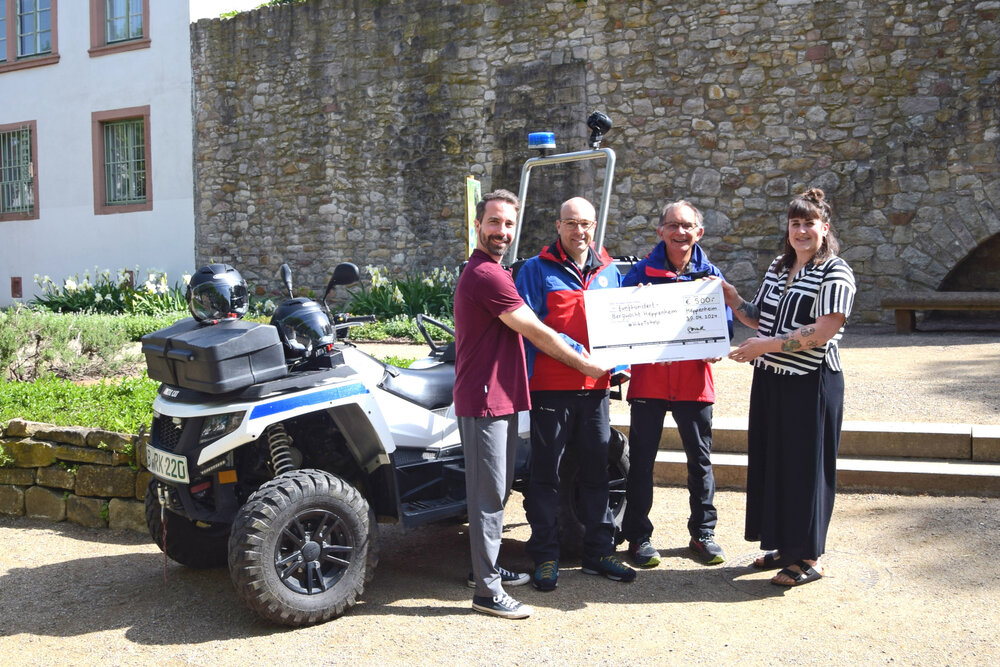 Spendenübergabe vor dem ATV der Bergwacht Heppenheim.